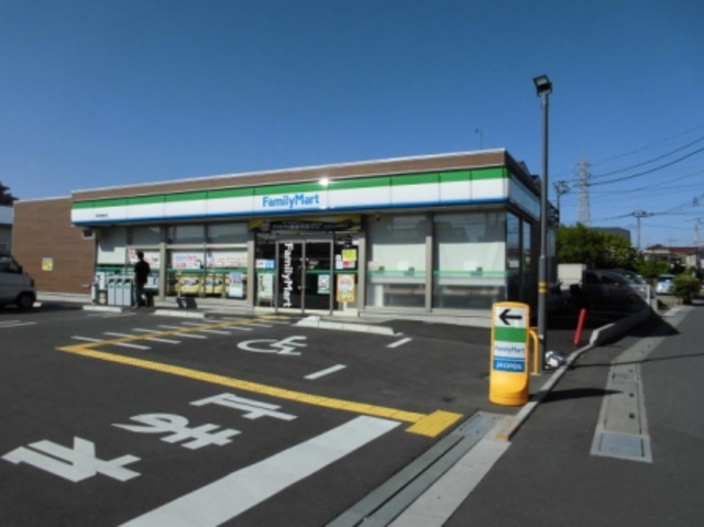 コンビニ　ファミリーマート草加新里町店（コンビニ）まで671m