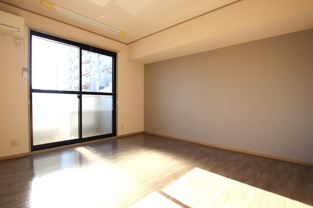 居室・リビング　洋室８帖　おしゃれなアクセントクロスが印象的なお部屋です♪