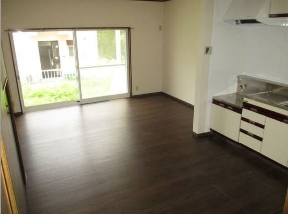 居室・リビング　陽当り抜群なダイニングルーム！！大きな窓が効いてます！！