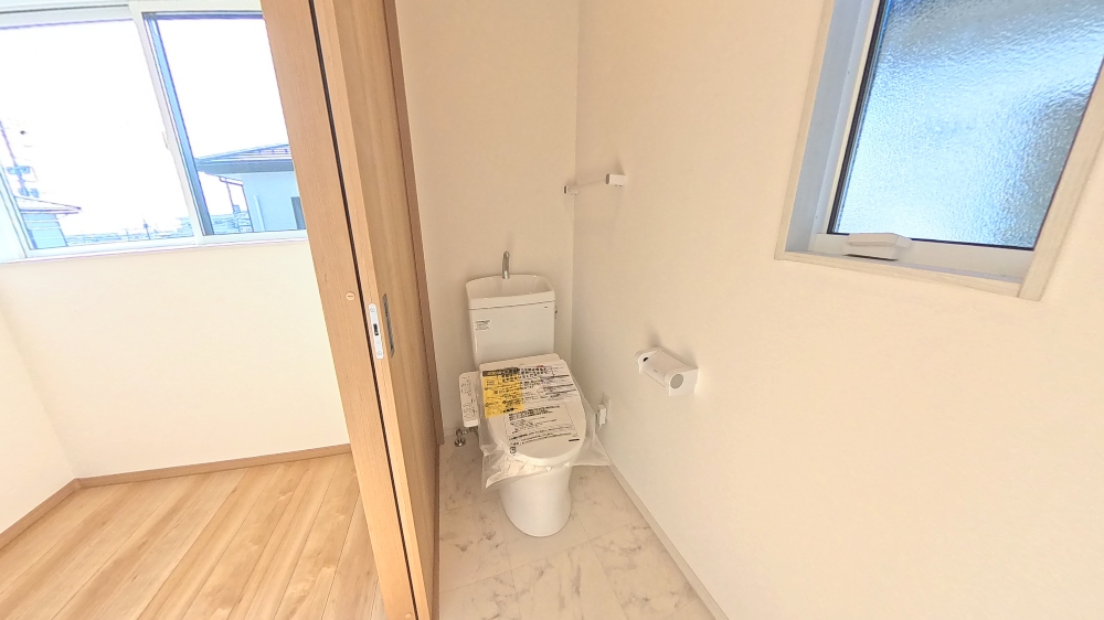 トイレ　2階　温水洗浄暖房便座