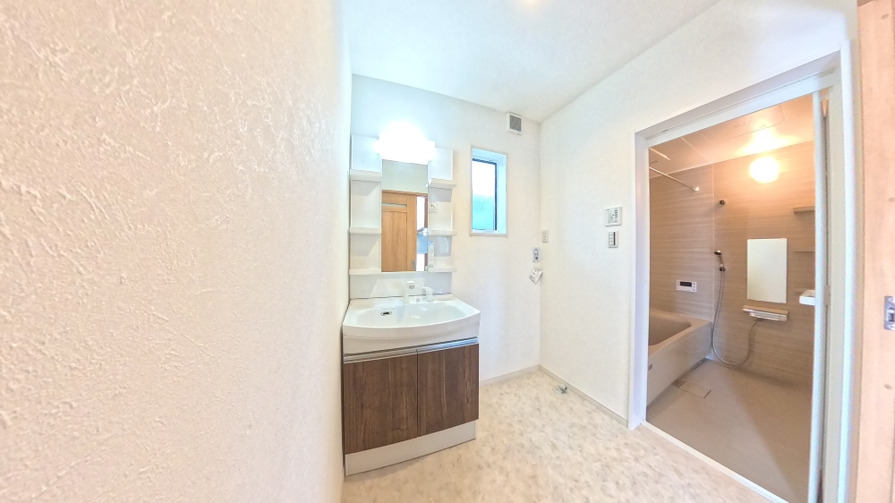 洗面設備　小窓付き