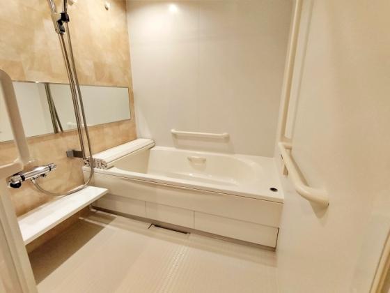 バス・シャワールーム　バスルームは手すり付！