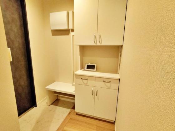 玄関　玄関はベンチ・姿見あり♪