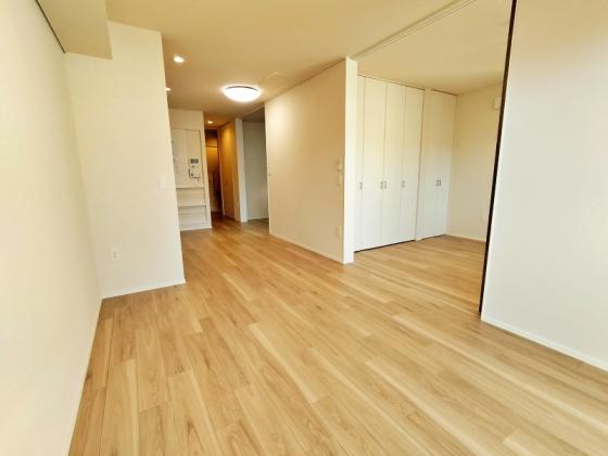 居室・リビング　バルコニーに面したリビング♪