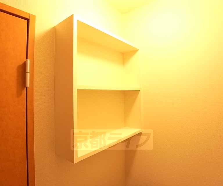 収納　洗濯機上にある小物置きです。