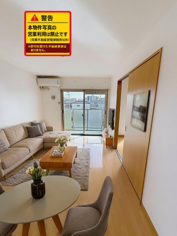 居室・リビング　本画像はAIにて加工した画像になります。実際には家具の配置は