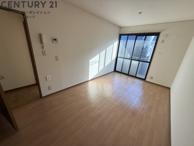 居室・リビング　リビングからもバルコニーに出られます。