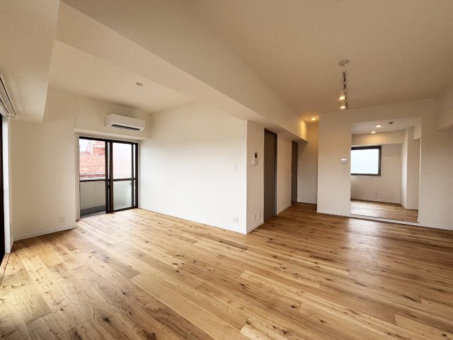 居室・リビング　【コロネード春日】