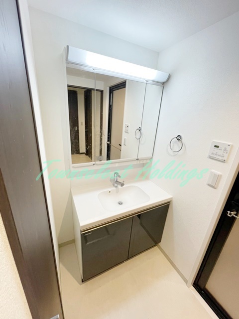 洗面設備　明るい洗面所です