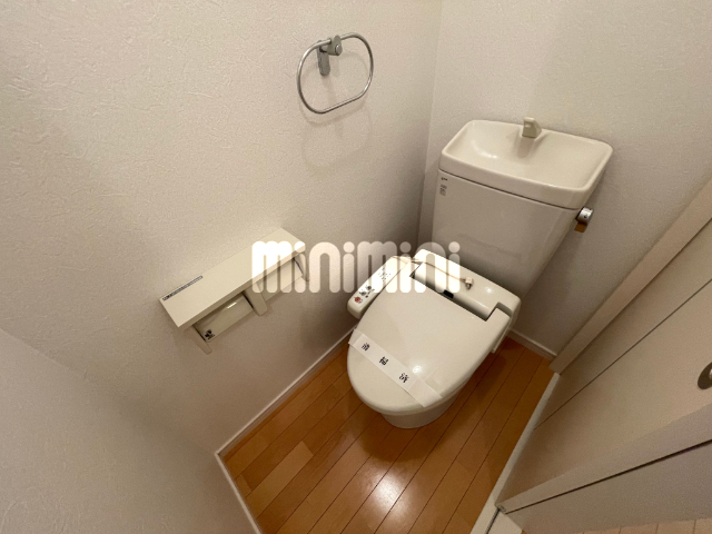 トイレ　温水洗浄便座設備です。