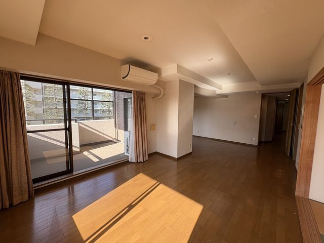 居室・リビング　２面バルコニーで明るいリビングダイニング