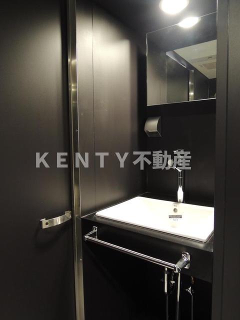 洗面設備　明るい洗面所です