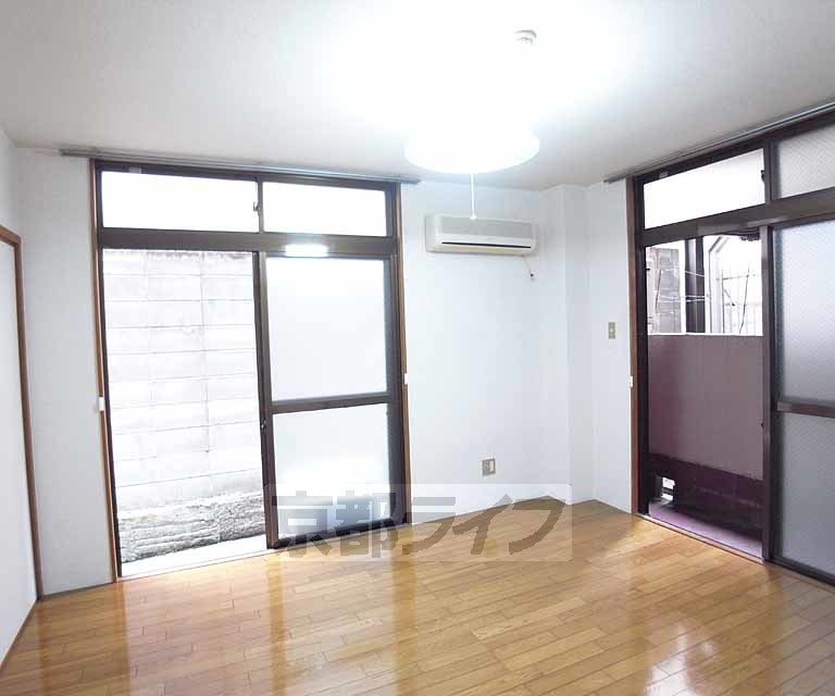 居室・リビング　広めの洋室です。