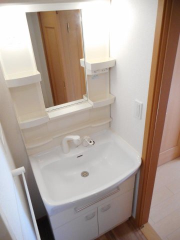 洗面設備　コンパクトで使いやすい洗面所