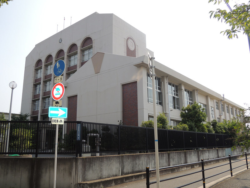 高校・高専　大阪府立 山本高等学校（高校・高専）まで696m