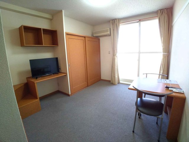 居室・リビング　ワイドな窓にて明るいお部屋