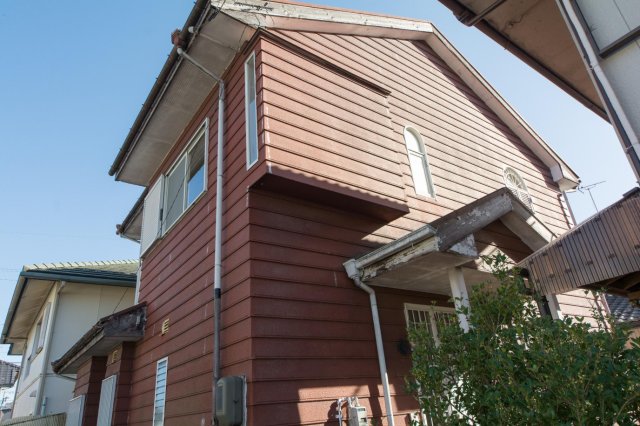 建物外観　茶色い壁が目印です