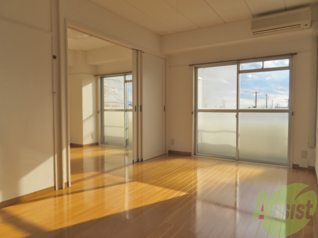 居室・リビング　リビングは陽当たりも良好で通気性も良好です。