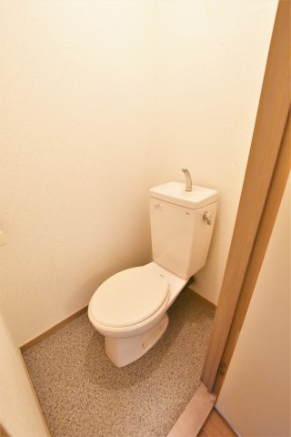 トイレ　同物件、別号室の参考写真です。
