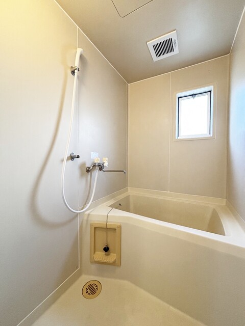 バス・シャワールーム　換気窓付のバスルーム♪