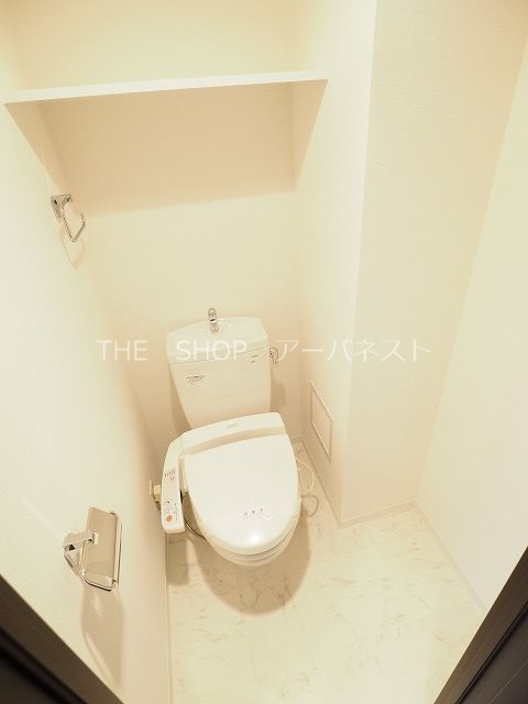 トイレ　シャワートイレ！収納ラック等置けるスペースあります！