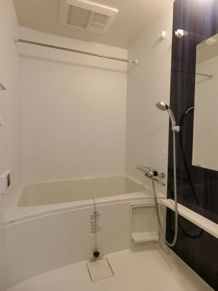 バス・シャワールーム　追い焚き機能・浴室暖房乾燥機付きの浴室です♪雨の日のお洗濯に