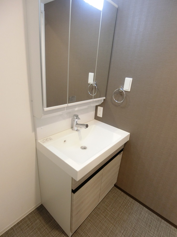 洗面設備　角度の変えられる3面鏡付きの洗髪洗面化粧台です♪朝のバタバタ