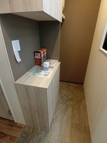 玄関　玄関には上下タイプのシューズボックス付き！間のスペースは飾り