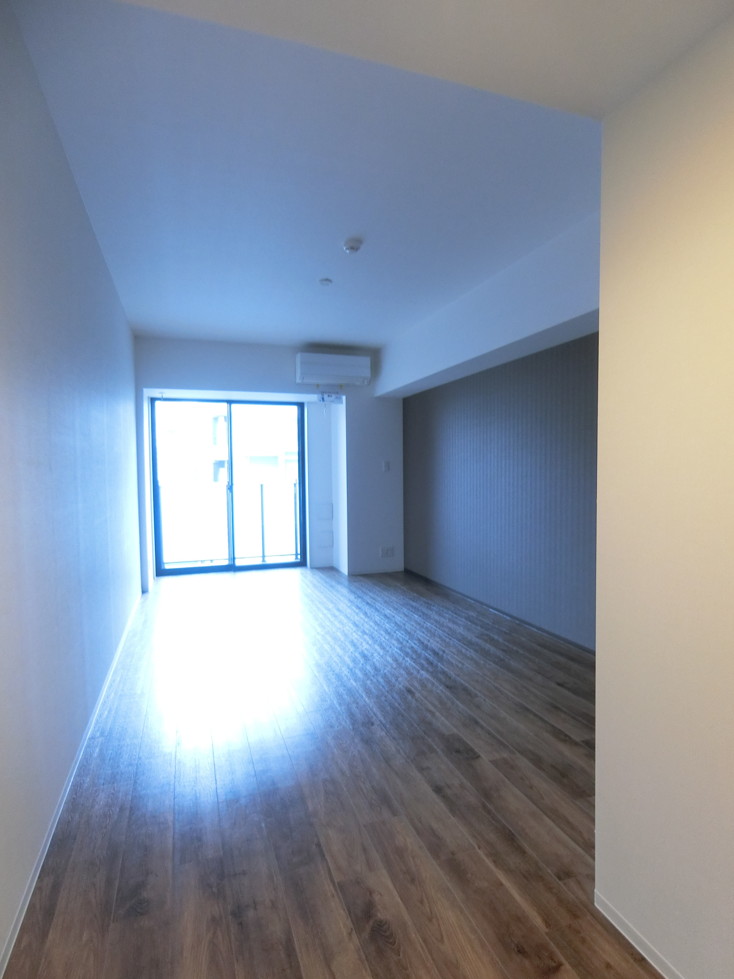 居室・リビング　南東向き洋室12.8帖☆バルコニーに繋がる角部屋です！エアコ