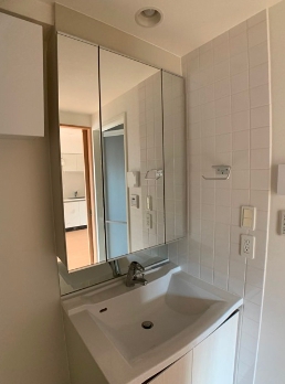 洗面設備　写真は同タイプ住居です。