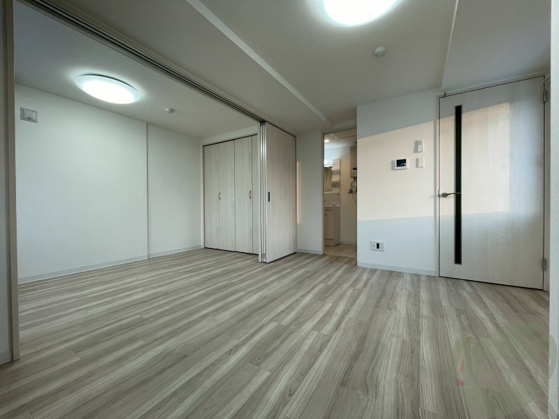 居室・リビング　木目のフローリングは落ち着きのある印象のお部屋になりますね。