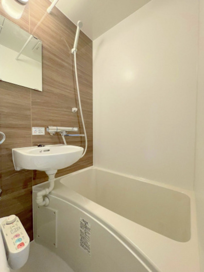 バス・シャワールーム　※別部屋の写真です