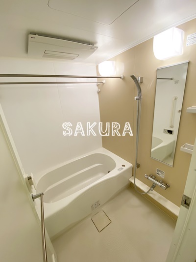 バス・シャワールーム　嬉しい追い焚き・浴室乾燥機付きです♪
