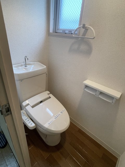 トイレ　同物件別号室の写真です。