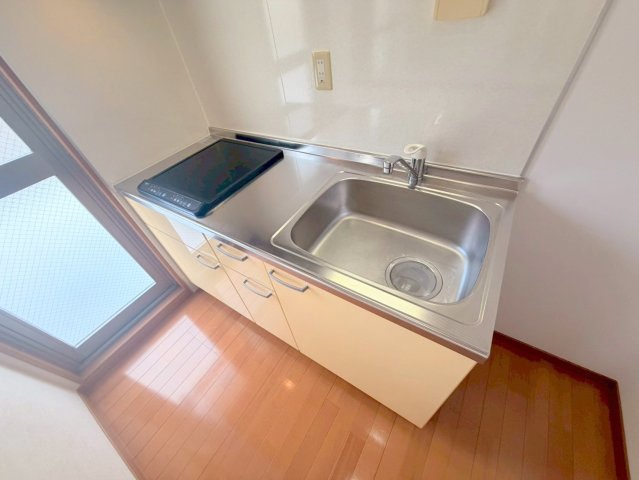 キッチン　オシャレなシステムキッチン。お料理好きには嬉しいですね。