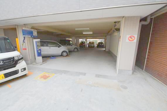 駐車場　屋根付きの駐車場は嬉しいですね。