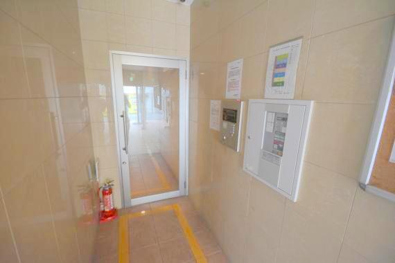 ロビー　オシャレなロビーは安心のオートロック付きです。