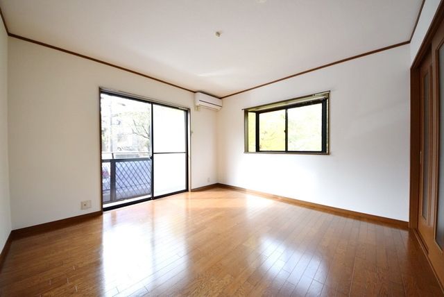 居室・リビング　★明るい角部屋★