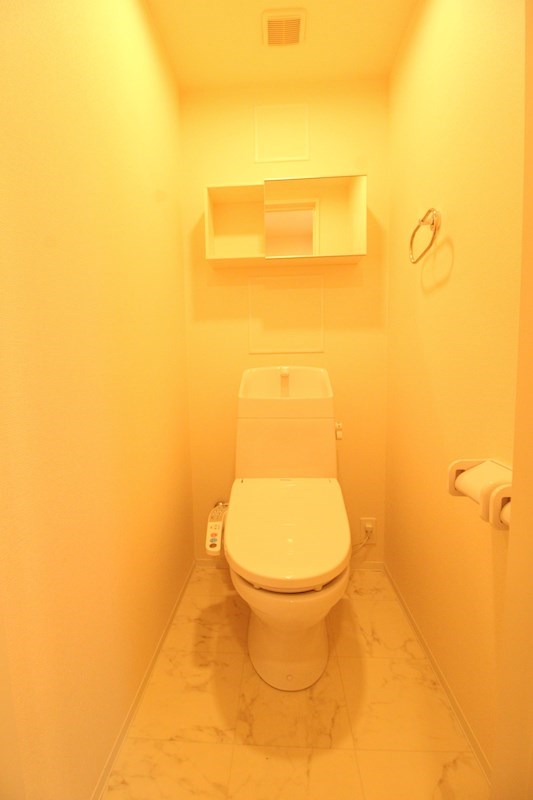 トイレ　上部に収納スペースもついています♪