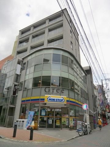 建物外観　１階にコンビニがあり便利です