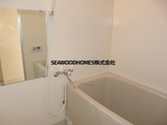 バス・シャワールーム　清潔感あふれる浴室で、リフレッシュのひととき。