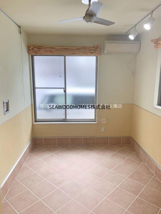 居室・リビング　どんなインテリアも映える落ち着いたフローリング。