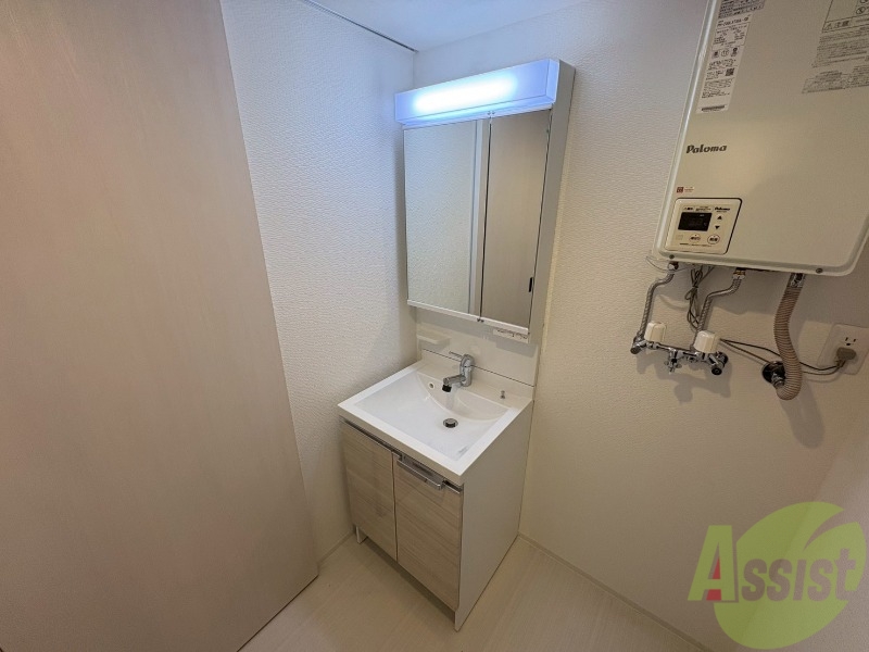 洗面設備　大きくて使いやすそうな独立洗面台になっています。