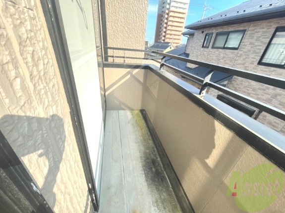 バルコニー　こちらのバルコニーで、洗濯物干しもバッチリです