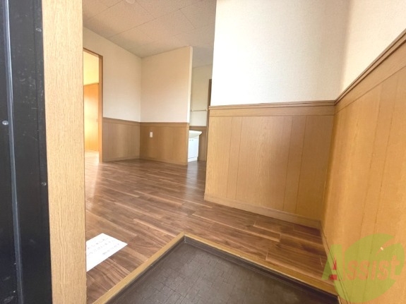 玄関　玄関からは、すぐにお部屋が見えないので安心ですね。