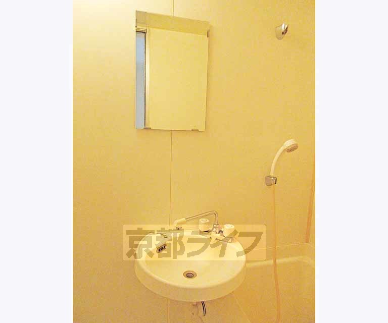 洗面設備　鏡付いてます・