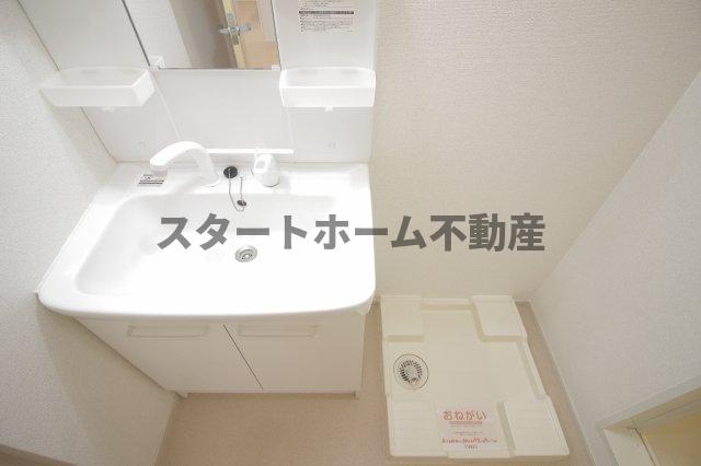 洗面設備　明るい洗面所です