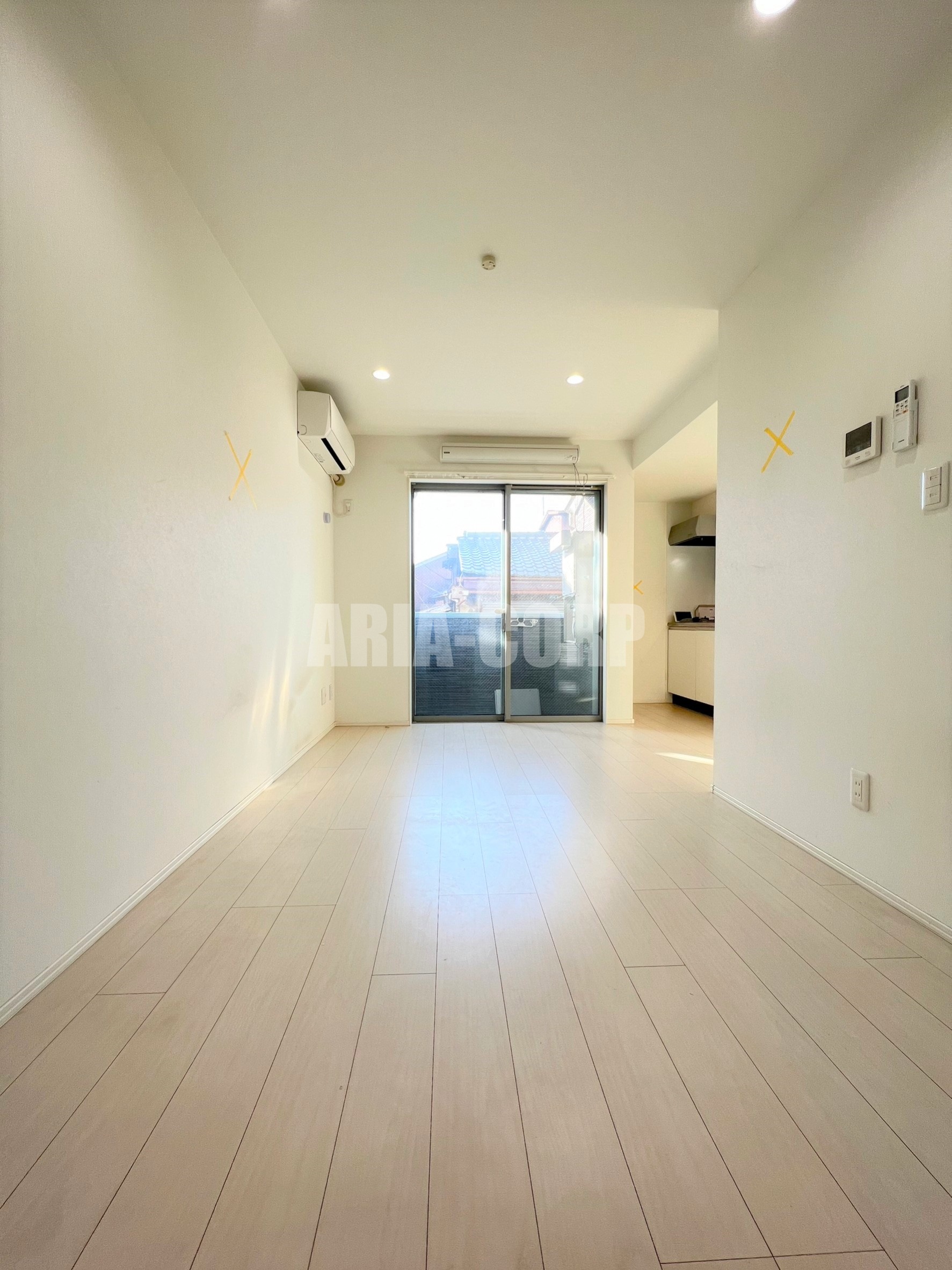 居室・リビング　白を基調としたお洒落なお部屋！奥行きたっぷりの空間です♪