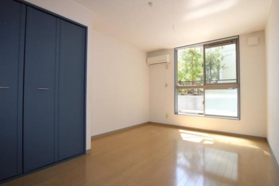 居室・リビング　同建物別号室の写真です。