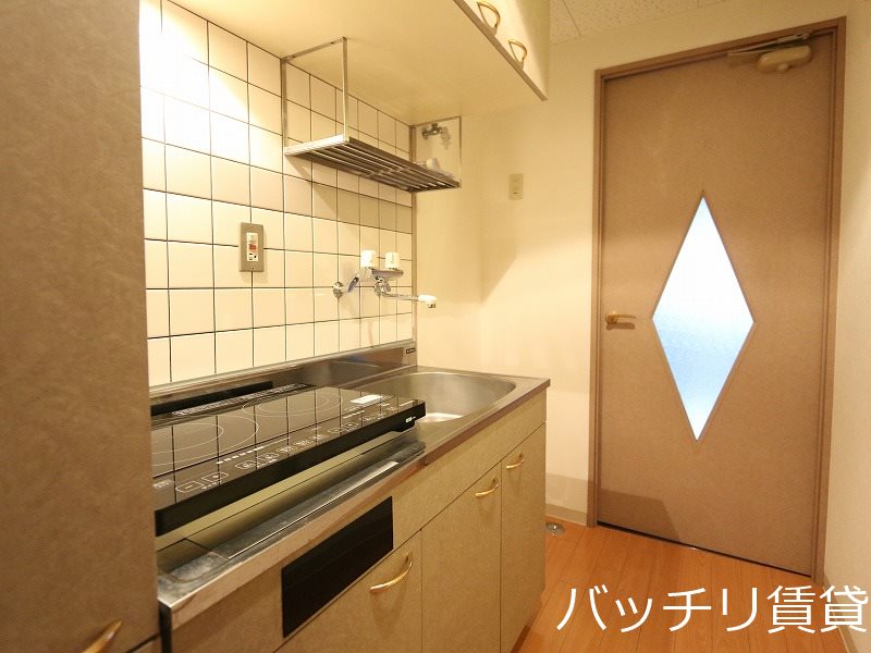 キッチン　別号室写真の為現況を優先致します。